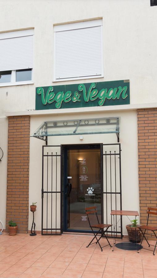 Vege & Vegan Restaurant And Accommodation Újvidék Kültér fotó